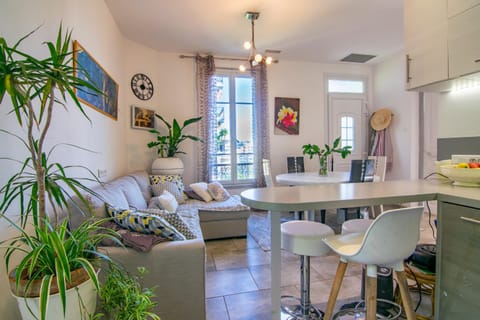 Kitchen or kitchenette, Living room