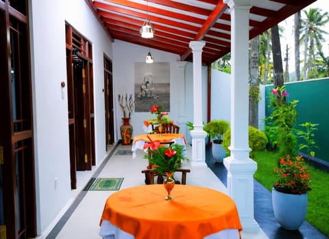 Seating area, Dining area, Seasons