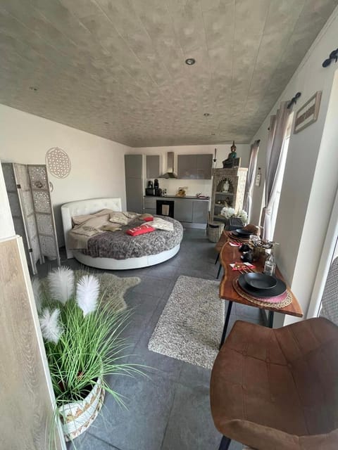 Bed, Photo of the whole room, Dining area, Bedroom