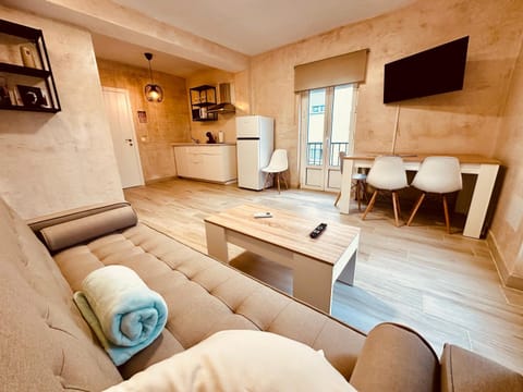TV and multimedia, Living room, Seating area, Evening entertainment