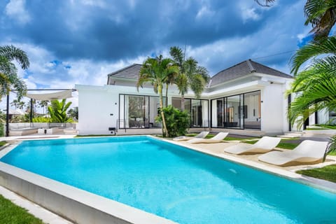 Property building, Patio, Day, Pool view, Swimming pool, Swimming pool, sunbed