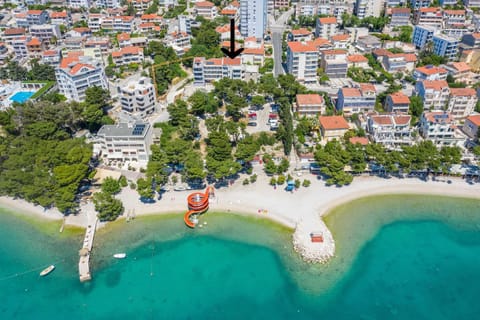 Facade/entrance, Bird's eye view