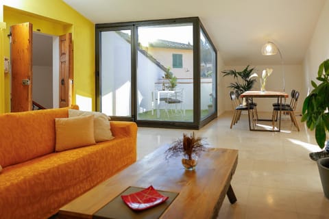 Seating area, Dining area