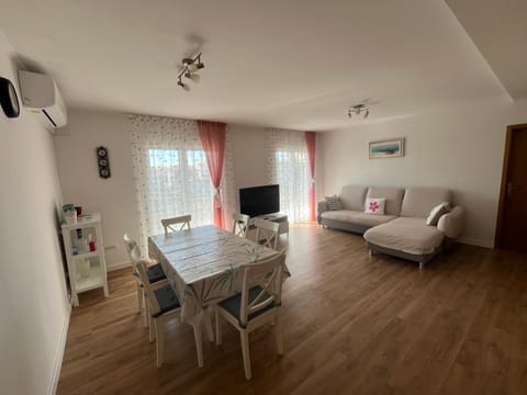 Communal lounge/ TV room, TV and multimedia, Living room, Seating area, Dining area