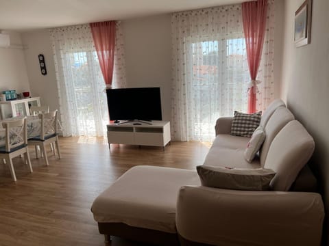 Communal lounge/ TV room, TV and multimedia, Living room, Seating area