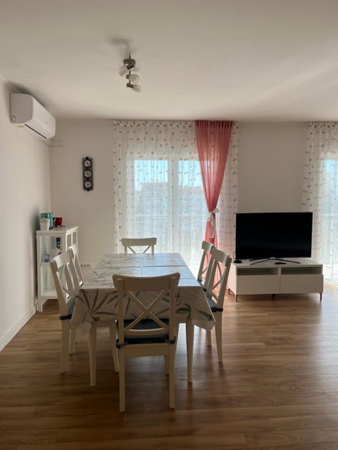Communal lounge/ TV room, TV and multimedia, Living room, Seating area, Dining area, air conditioner