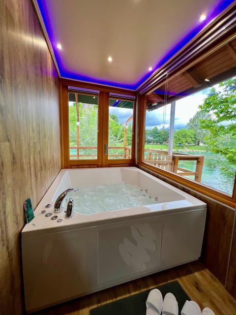 Natural landscape, Hot Tub, Hot Tub, Spa and wellness centre/facilities, City view, City view, Lake view