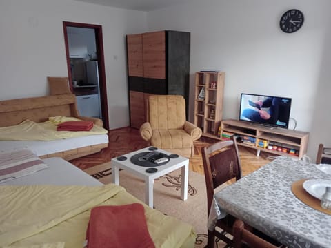 Bed, TV and multimedia, Living room, Photo of the whole room, Seating area, Bedroom