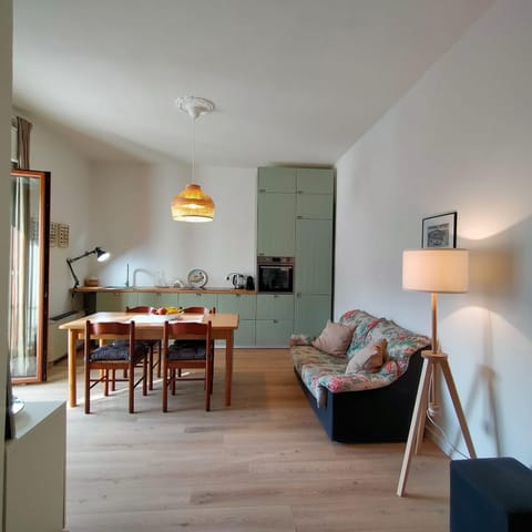 Kitchen or kitchenette, Living room, Seating area, Dining area