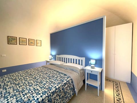 Bed, Photo of the whole room, hair dresser