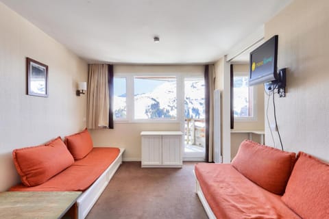Bed, Living room
