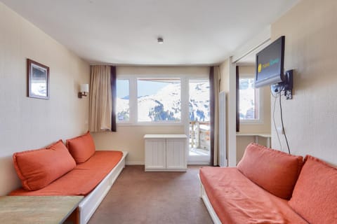 Bed, Living room