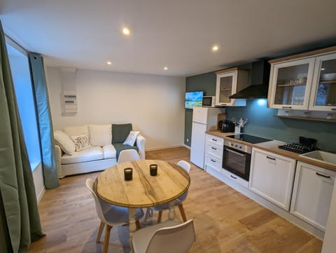 Living room, Seating area, Dining area, dishwasher, minibar, pet friendly, stove