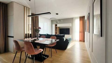 TV and multimedia, Living room, Seating area, Dining area