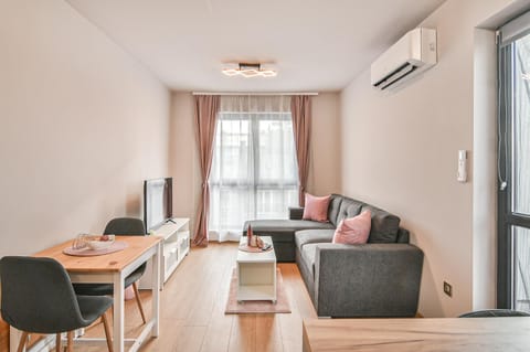 TV and multimedia, Living room, Seating area, Dining area, air conditioner