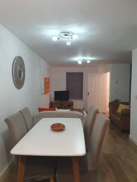 Home near Rugby Station for contractors and Work Commuters, 5 bedroom, Free Parking & Garden House in Rugby