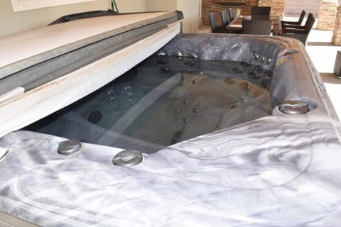 Relaxing 4 Bedroom with Pool and Hot Tub Villa in Rio Rancho