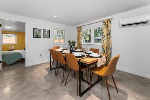 Smart Bungalow: 10-min to UF, Central Location House in Gainesville