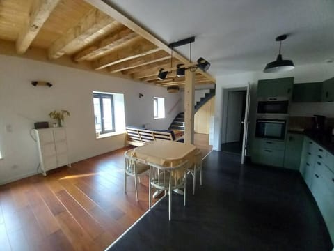 Kitchen or kitchenette, Dining area