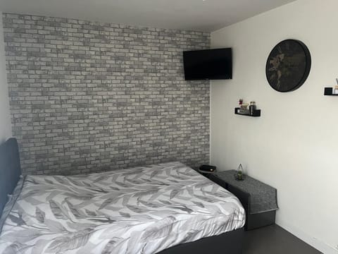 Bed, TV and multimedia, Photo of the whole room