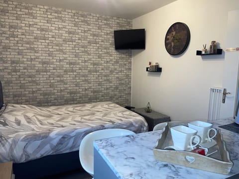 TV and multimedia, Photo of the whole room, Bedroom