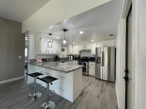 Entire Modern House with King bed & 65inTV House in Carmichael