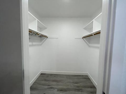 Entire Modern House with King bed & 65inTV House in Carmichael