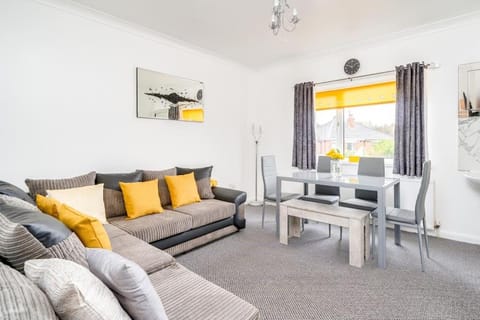Contemporary 5 Bedroom Flat Apartment in Leeds