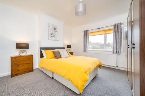 Contemporary 5 Bedroom Flat Apartment in Leeds