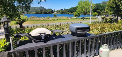 Patio, BBQ facilities, Dining area, Lake view