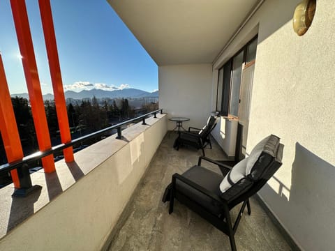 Balcony/Terrace, Mountain view