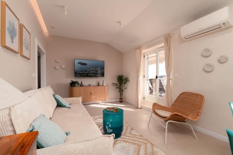 Communal lounge/ TV room, TV and multimedia, Living room, air conditioner