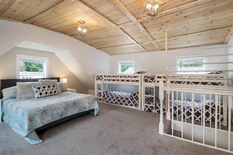 Lakeshore Cottage Waterfront/Great Wi-fi Villa in Elkhart