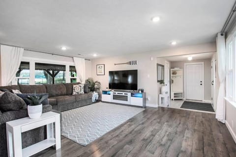 Lakeshore Cottage Waterfront/Great Wi-fi Villa in Elkhart