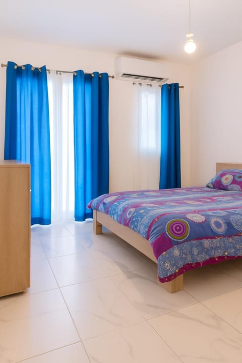 Bed, Photo of the whole room, Bedroom, air conditioner