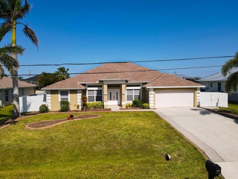Property building, Neighbourhood, Garden, Garden view, Street view