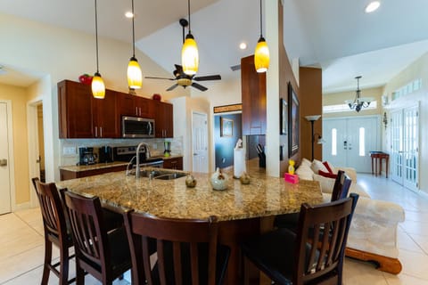 Kitchen or kitchenette, Breakfast, kitchen