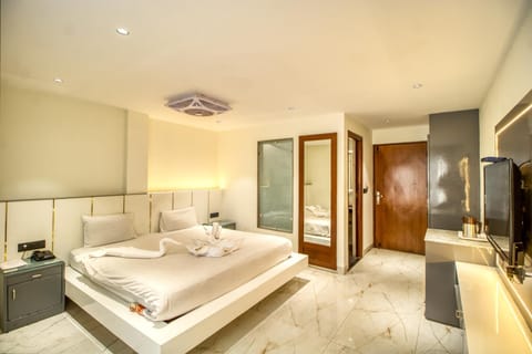 Bed, TV and multimedia, Photo of the whole room, Bedroom, towels, wardrobe