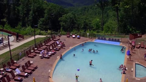 2BR Westgate Resort Sleeps 10 - Smoky Mtn Condo with Free Water Park Apartment hotel in Gatlinburg