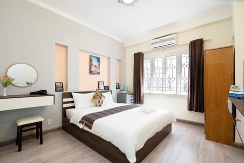 Bed, TV and multimedia, Photo of the whole room, Bedroom, hair dresser, wardrobe, air conditioner