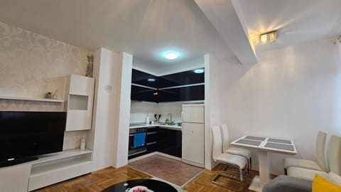 TV and multimedia, Kitchen or kitchenette, Living room, Dining area, oven, kitchen