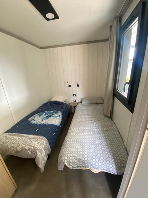 Cottage chalet standing 6 ou 12 pers avec mon 2 ème chalet à l'Edune résidence de vacances location wifi inclus piscine couverte chauffée à 150m de la plage Campground/ 
RV Resort in Saint-Pair-sur-Mer