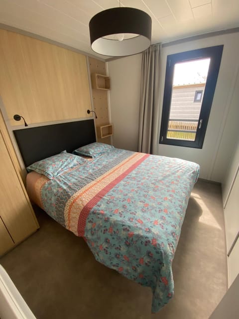 Cottage chalet standing 6 ou 12 pers avec mon 2 ème chalet à l'Edune résidence de vacances location wifi inclus piscine couverte chauffée à 150m de la plage Campground/ 
RV Resort in Saint-Pair-sur-Mer