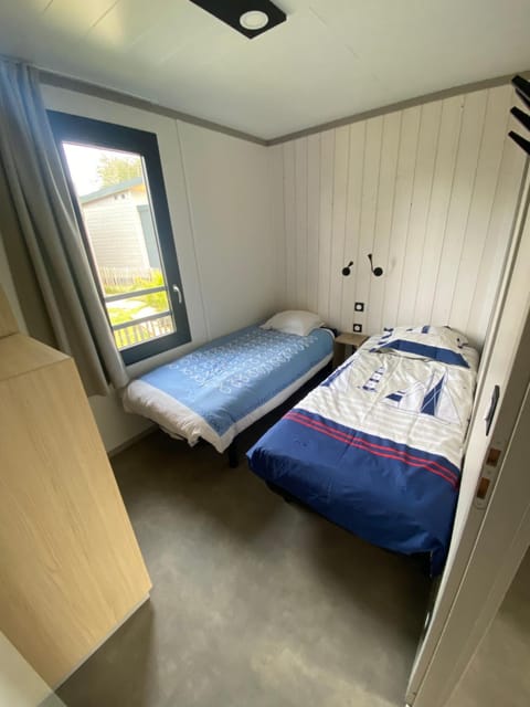 Cottage chalet standing 6 ou 12 pers avec mon 2 ème chalet à l'Edune résidence de vacances location wifi inclus piscine couverte chauffée à 150m de la plage Campground/ 
RV Resort in Saint-Pair-sur-Mer