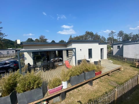 Cottage chalet standing 6 ou 12 pers avec mon 2 ème chalet à l'Edune résidence de vacances location wifi inclus piscine couverte chauffée à 150m de la plage Campground/ 
RV Resort in Saint-Pair-sur-Mer