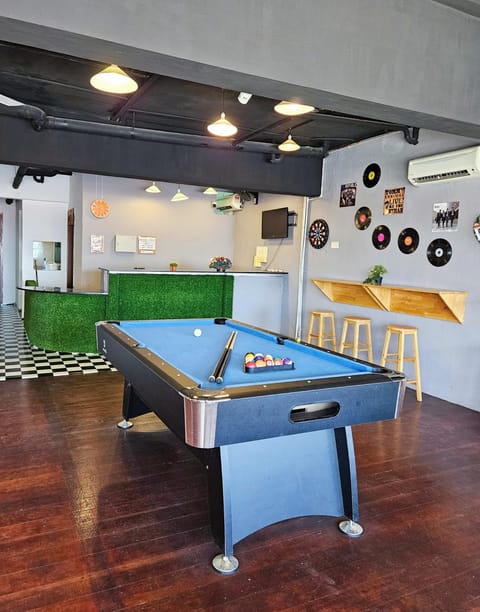 Billiard, Game Room