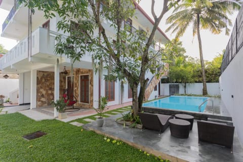 Property building, Garden, Garden view, Pool view, Swimming pool, sunbed