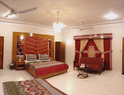 Bed, Living room, Photo of the whole room, Seating area, Bedroom, fireplace