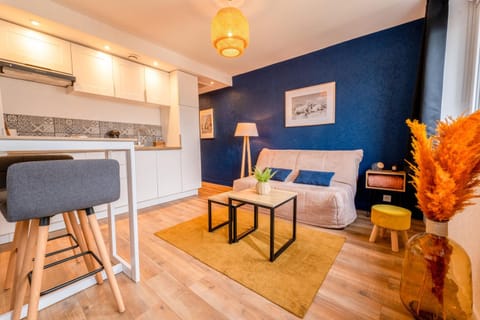 Kitchen or kitchenette, Living room, Seating area
