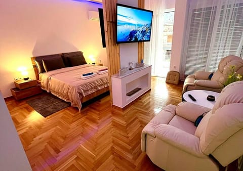 Bed, TV and multimedia, Photo of the whole room, Seating area